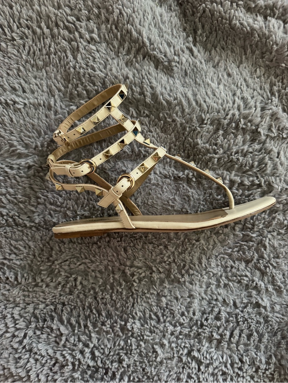 VALENTINO GARAVANI Rockstud Cream Strappy Flat Sandals Size 38 (7) - Picture 7 of 10